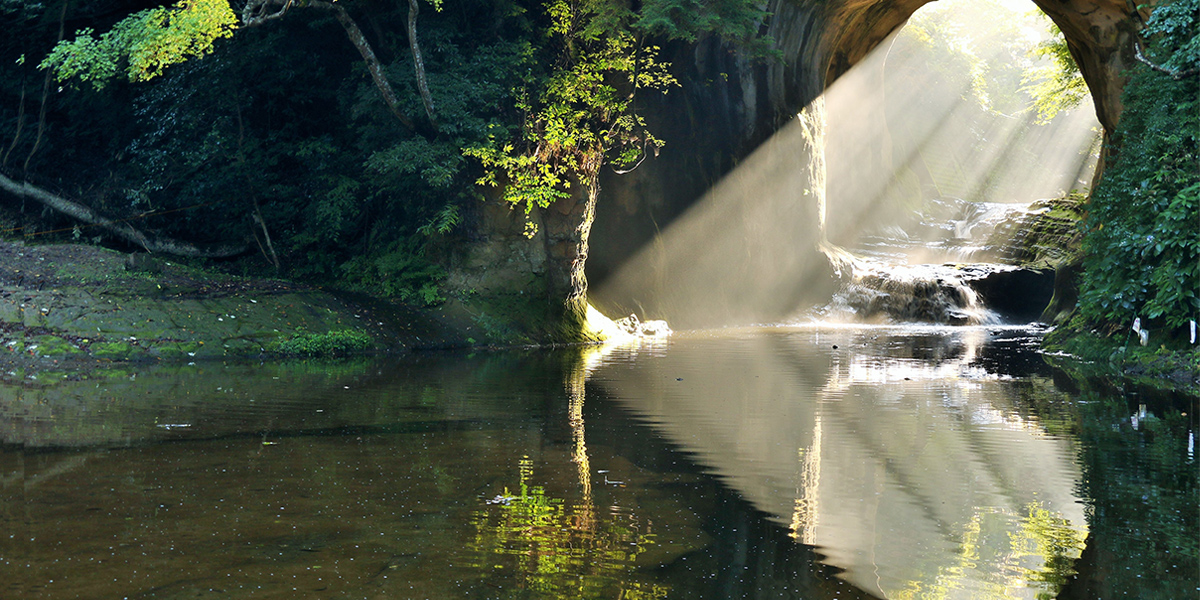 洞窟から差し込む光でハート形に見える濃溝の滝